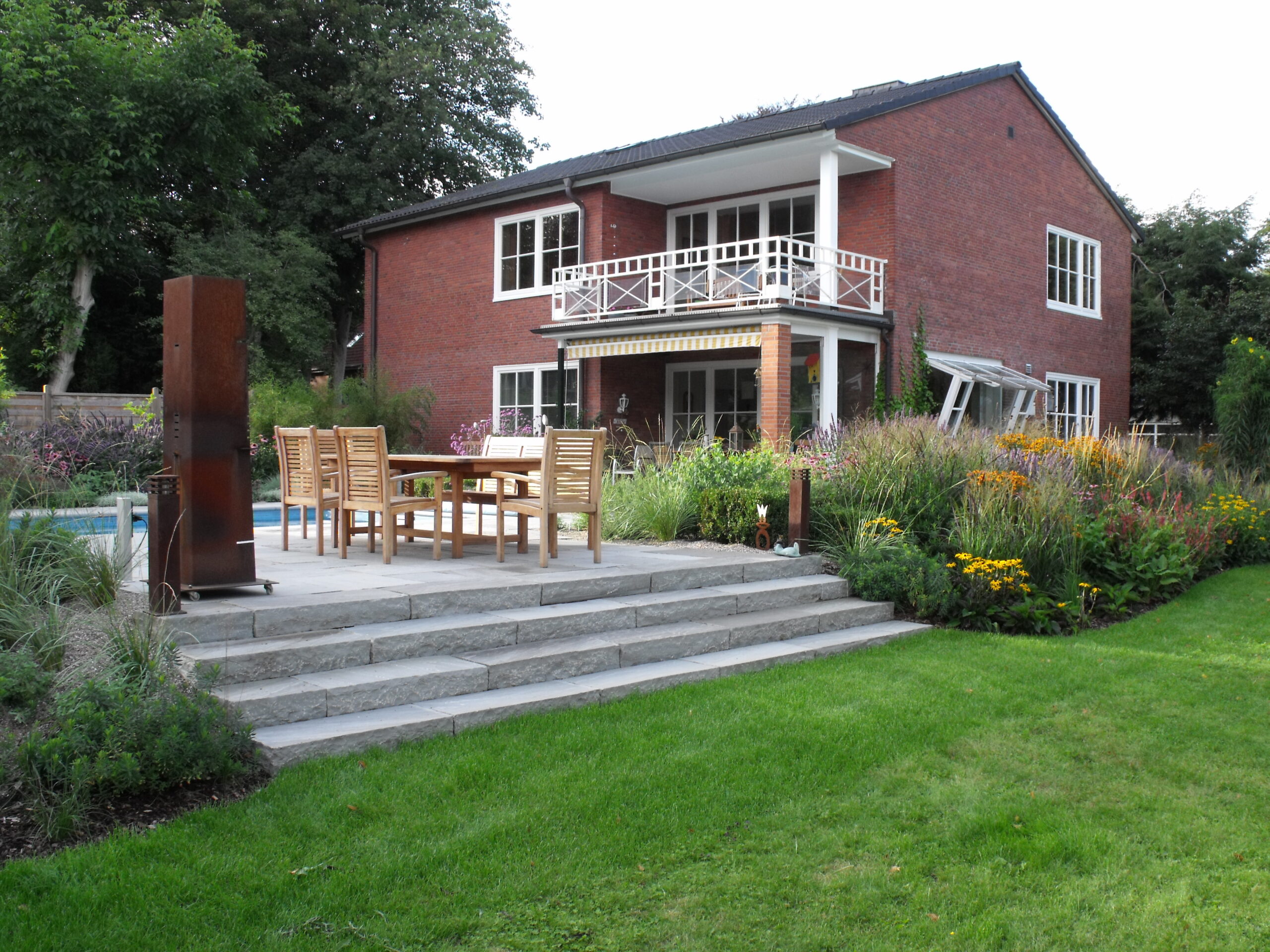 Terrassenplatten aus Naturstein – worauf Sie bei Material, Oberfläche und Format achten sollten