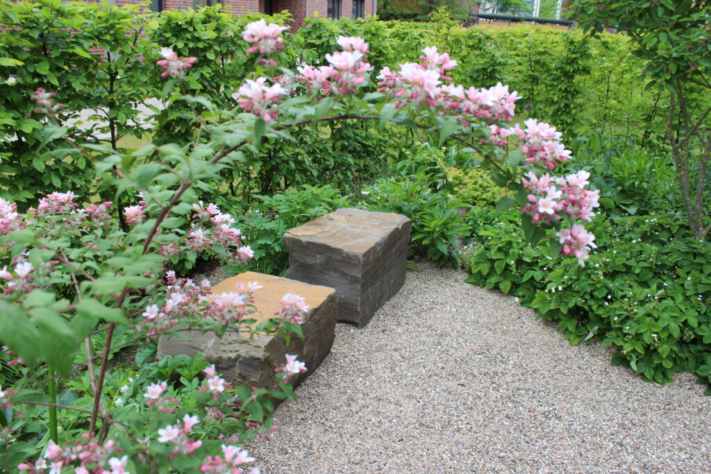 Ziersplitte aus Naturstein für Einfahrten, Wege und Gartenflächen