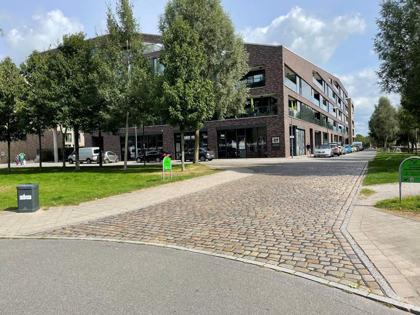 Wiederverwendbares Natursteinpflaster in einer städtischen Außenfläche